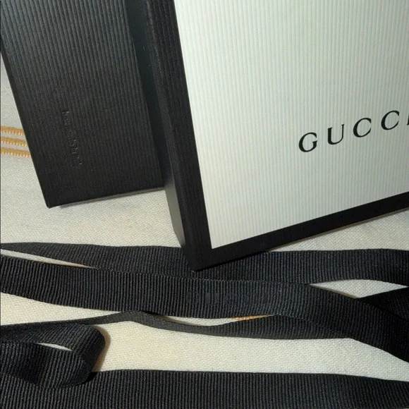 Gucci Navy and Cream Bifold Wallet with box, ribbon, paperwork, and silica packs - Picture 11 of 14